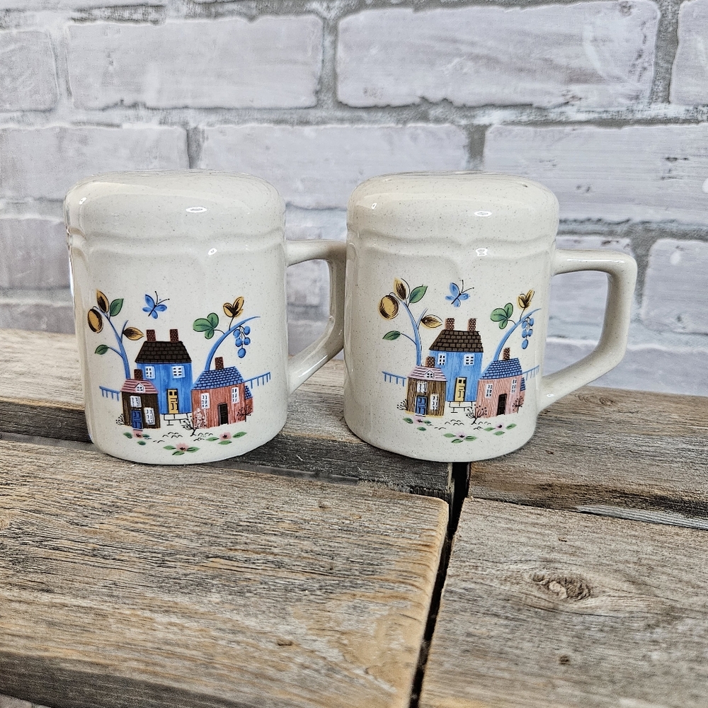 *SOLD*Vintage Heartland Salt & Pepper Shaker Set